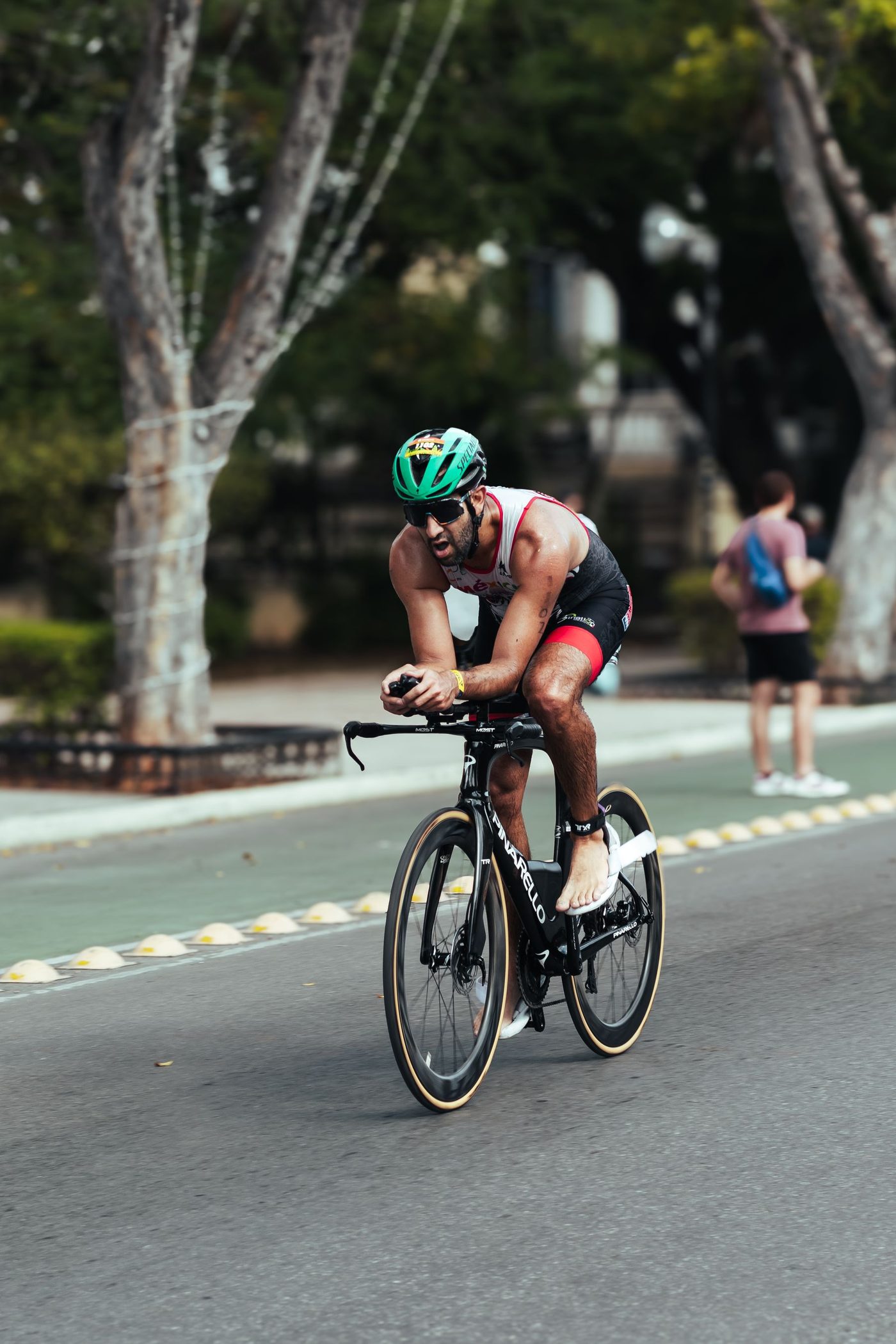Léo Ferrand in aero position on the bike during a race